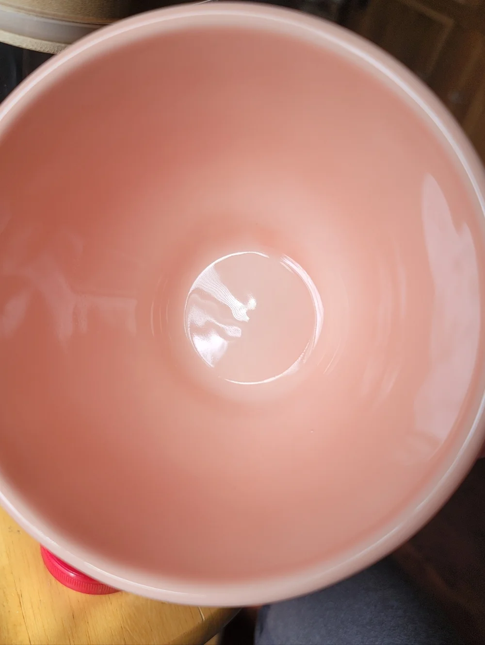 Sur la table Salmonish Ceramic Earthenware Latte Mug. Portugal